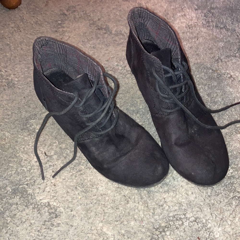 Black heel boots